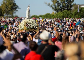Fátima recobra la normalidad y peregrinos de 14 países llenan el santuario