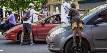 Niños venezolanos, obligados a trabajar en las calles para sobrevivir