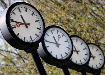 Europa atrasa los relojes una hora el domingo para entrar en horario de invierno