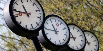 Europa atrasa los relojes una hora el domingo para entrar en horario de invierno