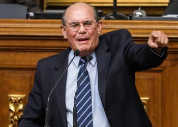 La oposición dice que Maduro desmantela empresas públicas para vender chatarra