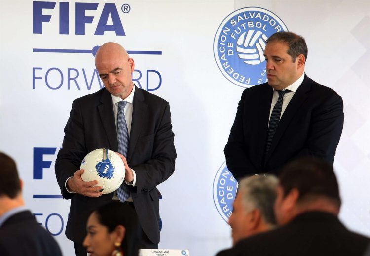 Fotografía de archivo en donde aparecen el presidente de FIFA, Gianni Infantino (i), y el presidente de Concacaf, Víctor Montagliani. EFE/Miguel Lemus