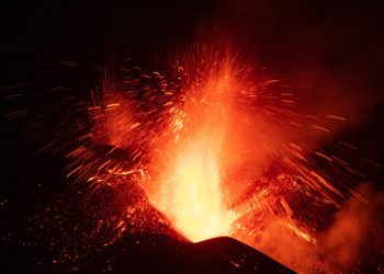 La erupción de La Palma mantiene un mismo patrón y preocupa una colada