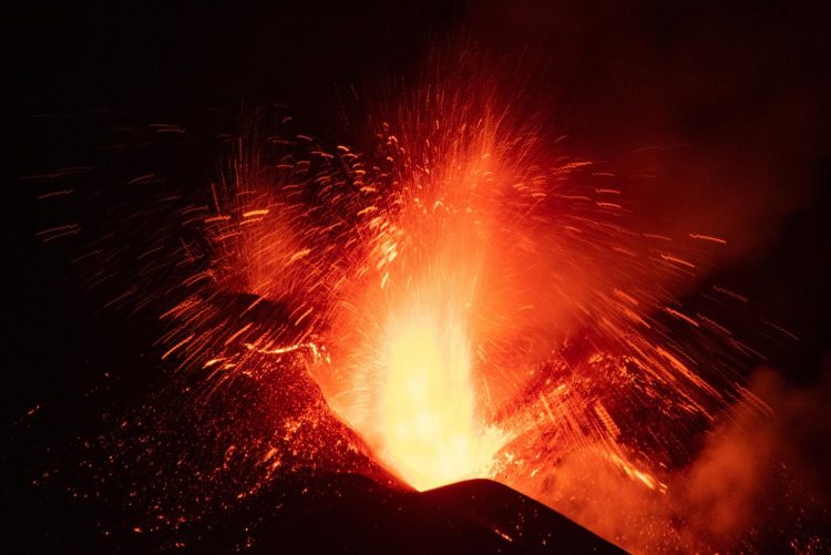 Imagen del volcán tomada en la madrugada de este viernes desde la localidad de El Paso, cuando la erupción de La Palma cumple 40 días ininterrumpidos de actividad. EFE/Miguel Calero