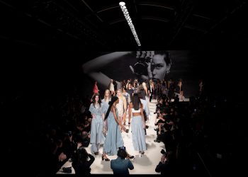 Un viaje a la playa y a los años 90 en la pasarela de Chanel