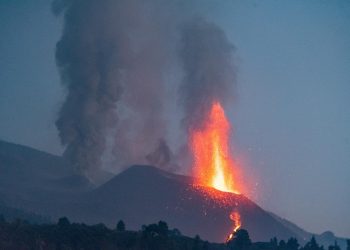 La llegada al mar de nueva colada del volcán obligará a reforzar la protección en La Palma