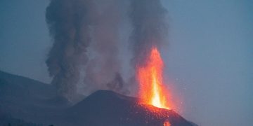 La llegada al mar de nueva colada del volcán obligará a reforzar la protección en La Palma