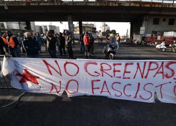 Las protestas por el certificado laboral Covid recorren pero no frenan Italia