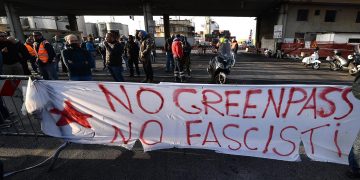 Las protestas por el certificado laboral Covid recorren pero no frenan Italia