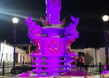 Iluminan de color rosa monumento a la Virgen de Chiquinquirá en Pampán en honor al Día Internacional de la Lucha Contra el Cáncer de Mama
