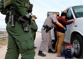 HRW denuncia más de 160 casos de mala conducta y abuso a migrantes en EE.UU.