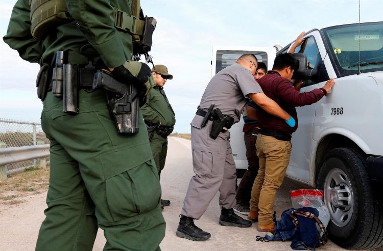Fotografía de archivo donde aparecen guardias estadounidenses mientras detienen a inmigrantes mexicanos que trataban de pasar la frontera de forma ilegal, próximo al cercado fronterizo a lo largo del Valle del Río Grande en Texas (EE.UU.). EFE/Erik S. Lesser