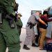 HRW denuncia más de 160 casos de mala conducta y abuso a migrantes en EE.UU.