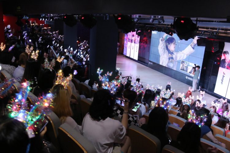 Fans de las superestrellas del K-Pop BTS viendo un vídeo del grupo en un evento en una imagen de archivo. EFE/EPA/YONHAP