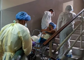 Trasladan pacientes COVID del piso 2 al piso 3 del HC para ofrecer una mejor atención