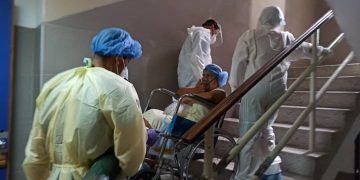 Trasladan pacientes COVID del piso 2 al piso 3 del HC para ofrecer una mejor atención