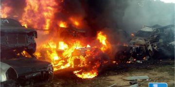 Incendio en Estacionamiento Jurídico afectó varios vehículos