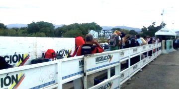 Una frontera con puerta de vaivén que vuelve abrir paso peatonal