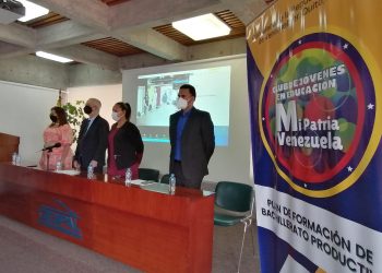 Venezuela lanza un programa pionero de bachillerato a connacionales en Ecuador