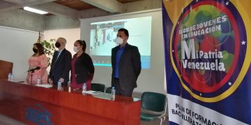 Venezuela lanza un programa pionero de bachillerato a connacionales en Ecuador