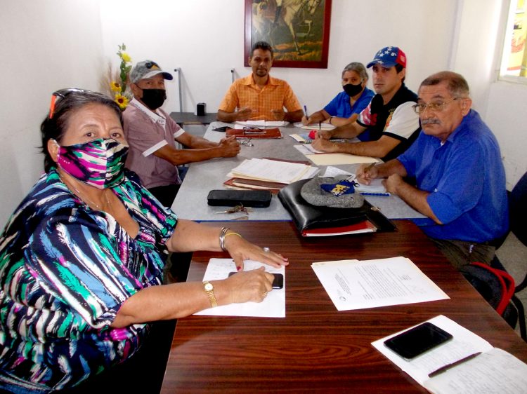 Jhonny Marín la secretaria Tamara Becerra y demás concejales que asistieron a la última reunión del Concejo de Sucre.