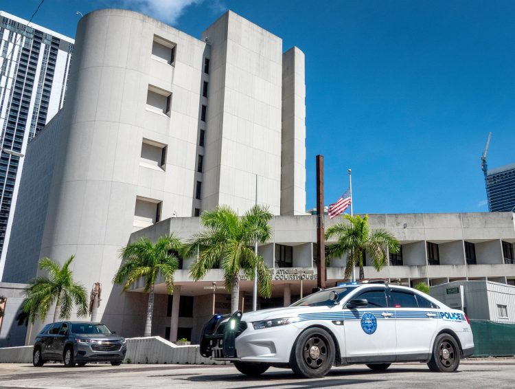 Vista de la corte de Florida donde se lleva el proceso contra el empresario colombo-venezolano Álex Saab. EFE/Cristóbal Herrera