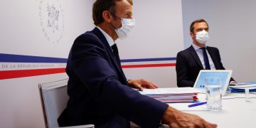 Francia estudia reimponer el teletrabajo por la nueva ola, pero no confinar