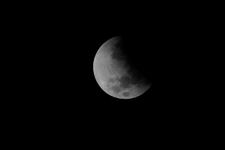 Eclipse parcial de luna visto este viernes desde la capital de El Salvador. EFE/Rodrigo Sura