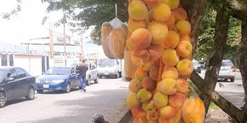 Vuelven los vendedores de frutas a los semáforos de San Cristóbal