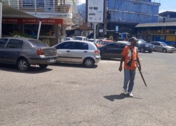 Cuidadores de carros abundan en San Cristóbal y se dividen las cuadras para ganarse la vida