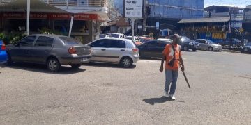 Cuidadores de carros abundan en San Cristóbal y se dividen las cuadras para ganarse la vida