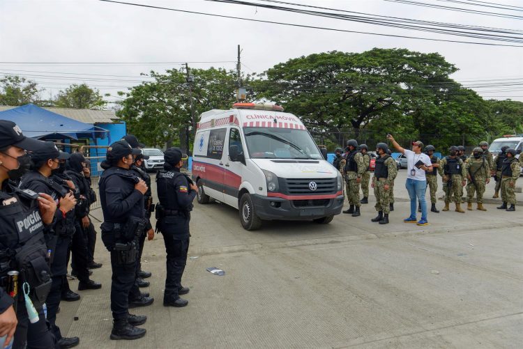Una ambulancia sale hoy de la penitenciaría de Guayaquil (Ecuador). EFE/Marcos Pin