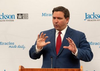 El gobernador de Florida firma leyes contra la imposición federal de vacunación