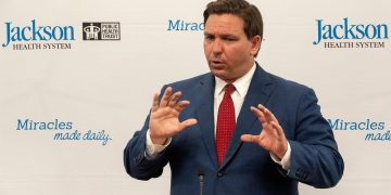 El gobernador de Florida firma leyes contra la imposición federal de vacunación
