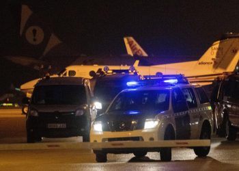 Once detenidos tras huir de un avión aterrizado de urgencia en España