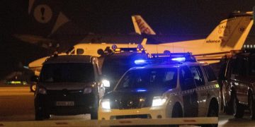 Once detenidos tras huir de un avión aterrizado de urgencia en España