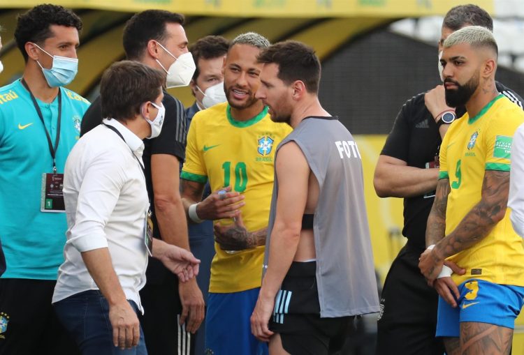 Neymar(c) de Brasil habla con Lionel Messi de Argentina, en un partido de las eliminatorias sudamericanas para el Mundial de Catar 2022. EFE/Sebastiao Moreira