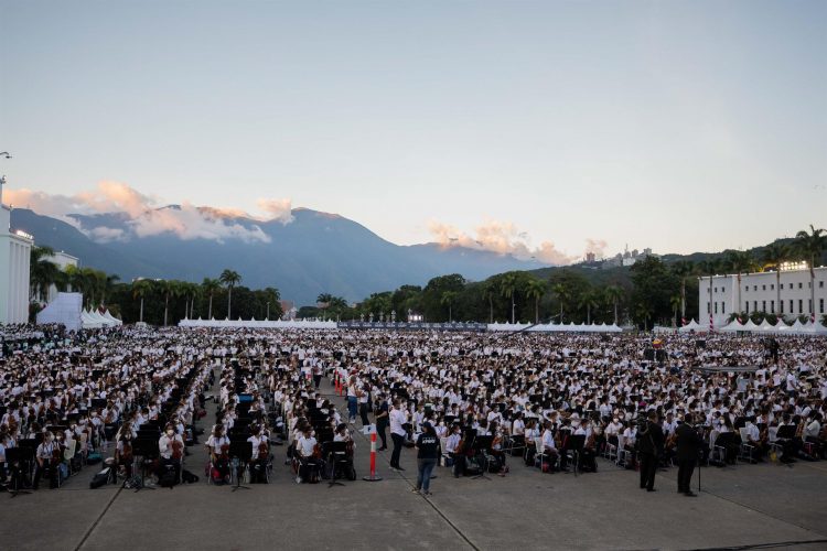 Miles de músicos fueron registrados este sábado al participan en el concierto "Venezuela, la orquesta más grande del mundo", en el patio de honores de la Academia Militar, en Caracas (Venezuela). EFE/Rayner Peña
