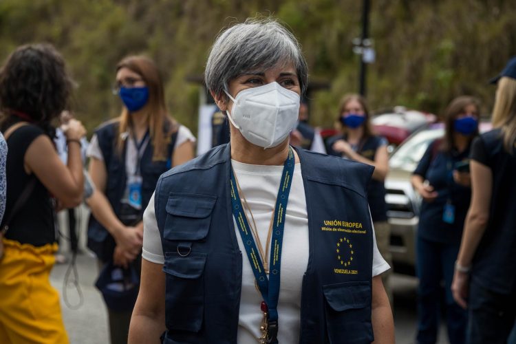 La jefa de la misión de observación de la Union Europea, la eurodiputada portuguesa Isabel Santos, espera junto a otros oficiales en Caracas (Venezuela), este 18 de noviembre del 2021. EFE/Miguel Gutiérrez