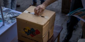 Venezuela aguarda el primer duelo electoral de chavismo y oposición en un lustro