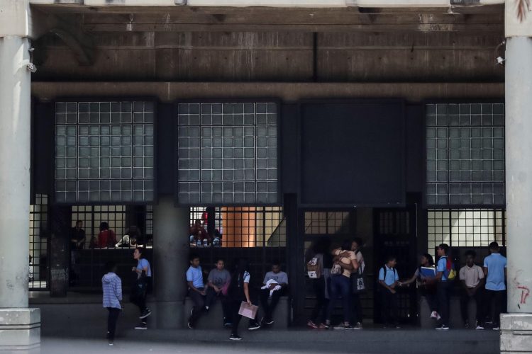 Un grupo de estudiantes conversan en la entrada de un colegio en Caracas (Venezuela), en una fotografía de archivo. EFE/MIGUEL GUTIERREZ