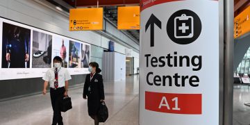 Reino Unido reintroduce las mascarillas y los PCR a viajeros para combatir la ómicron