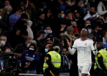 2-1. Una obra de arte de Vinícius desata al líder