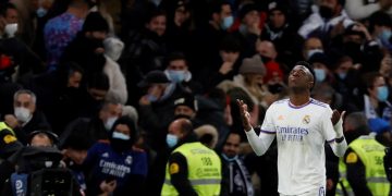 2-1. Una obra de arte de Vinícius desata al líder