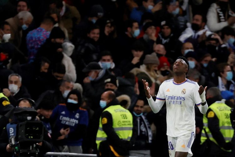 Vinicius Jr. celebra el 2-1 del Real Madrid frente al Sevilla en el estadio Santiago Bernabéu, en Madrid. EFE / Ballesteros.