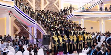 El primer ministro talibán dice que las mujeres podrán trabajar y estudiar