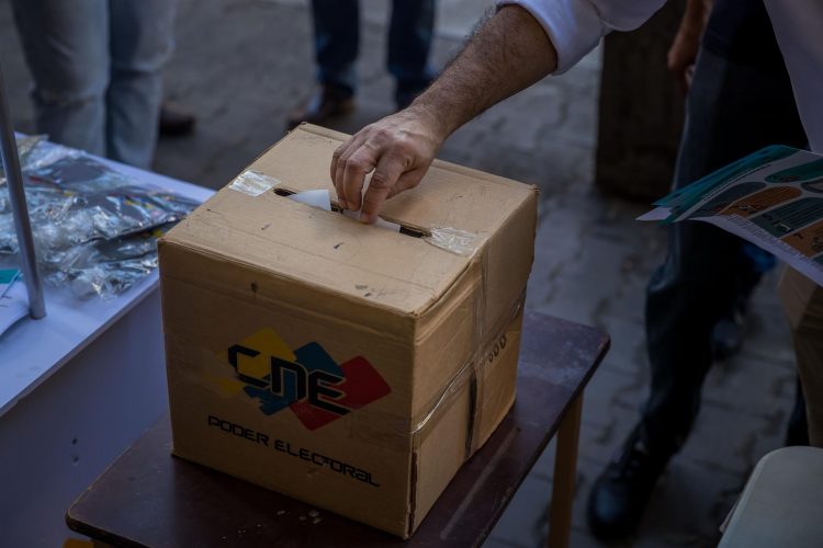 Funcionarios del Consejo Nacional Electoral (CNE) venezolano ofrecen tutoriales de voto, el 11 de noviembre de 2021 en Caracas (Venezuela). EFE/ MIGUEL GUTIÉRREZ