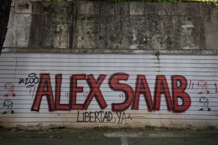 Vista de un grafiti que pide la libertad de Alex Saab, en Caracas (Venezuela), en una fotografía de archivo. EFE/Rayner Peña R.