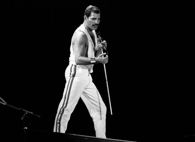 Foto de archivo del cantante Freddie Mercury, líder de"Queen", durante una actuación en España en 1986. EFE/Sergio Lainz