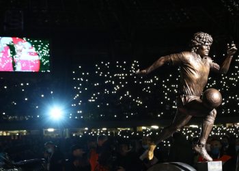 El Nápoles honra a Maradona con una estatua que rinde homenaje a su ‘D10S’